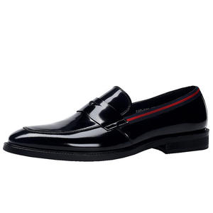Chaussures pour hommes en cuir véritable de haute qualité, antidérapantes, avec un design d'affaires gravé - Product Image 4