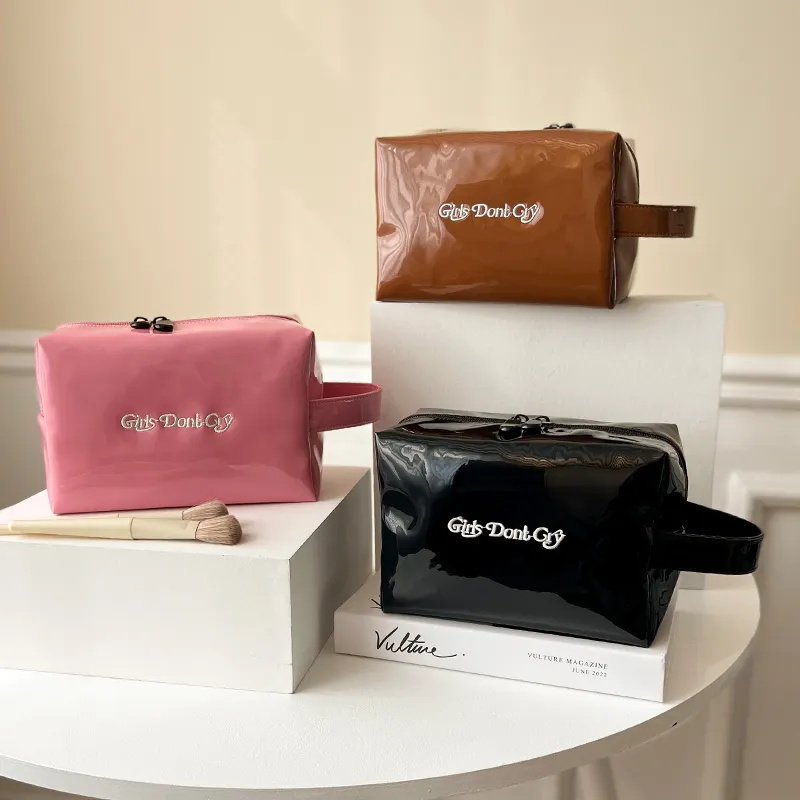 Bolsa de maquiagem para viagem em couro PU bordado com logotipo personalizado, bolsa cosmética de grande capacidade para uso higiênico, bolsa de viagem elegante e poderosa