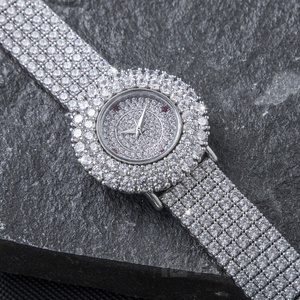 <span class=keywords><strong>Montre</strong></span> en cristal de zircon pour femmes avec logo personnalisable Cadran étincelant Mouvement à quartz Bijoux de mode Montres pour femmes - Product Image 3