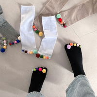 Fashion Pom Pom 5 Toe Chaussettes pour femmes Chaussettes à cinq doigts avec la balle