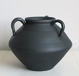 Vaso in terracotta artigianale a tre manici con texture rustica color ruggine. - Product Image 2