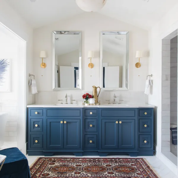 संयुक्त राज्य अमेरिका ब्लू प्रकार के बरतन डबल सिंक बाथरूम अलमारियाँ सफेद संगमरमर countertop वैनिटी गोल्डन संभाल के साथ विला के लिए
