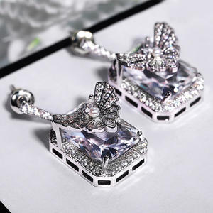 Orecchini pendenti di lusso con cristalli a forma di farfalla per donna, gioielli da matrimonio in argento 925 e oro bianco con montatura a castone con strass - Product Image 5