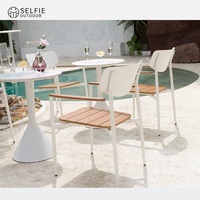 Chaise de jardin moderne et durable en plastique et bois empilable avec cadre en aluminium pour cour, hôpital, cuisine, villa, salon, école, parc
