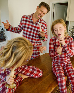 The Cabin Crasher Kit Ropa personal para el hogar Estilo navideño Pijamas para parejas amigables con la piel, cómodos y suaves - Product Image 3