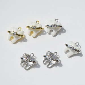 Pendentif en forme de dent en alliage avec strass en cristal, pour collier et bracelet, unisexe, à porter au quotidien - Product Image 3