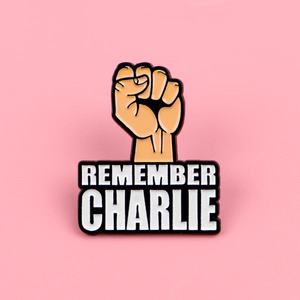 Spilla con citazione di Charlie, simpatico cartone animato, in lega di zinco, nichel nero, UV, per laurea, Capodanno, accessori creativi per abbigliamento - Product Image 2