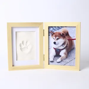 动手操作DIY宠物爪印，泥上印有松木框架的纪念礼物