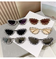 Nouvelles lunettes de soleil œil-de-chat pour femme, haut de gamme, ornées de diamants, monture métallique triangulaire, verres faits main, logo lettres anglaises, transfrontalier