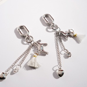 Porte-clés couronne argentée et <span class=keywords><strong>chaussure</strong></span> à talons hauts le plus vendu - Accessoire élégant à franges pour sacs et colliers - Product Image 4