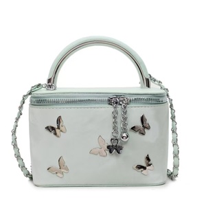Sacs à la mode pour femmes: les éléments papillon et les chaînes métalliques sont parfaitement intégrés pour créer une mode de rêve - Product Image 4