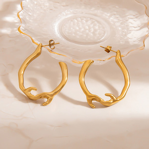 Boucles d'oreilles créoles en acier inoxydable plaqué or 18 carats, design géométrique, pour un usage quotidien - Product Image 2