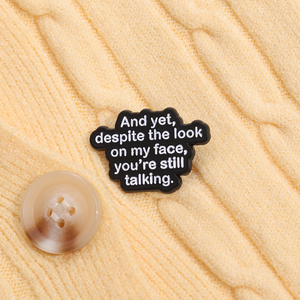 Eppure, nonostante lo sguardo sul mio viso, <span class=keywords><strong>stai</strong></span> ancora parlando di testo breve frase spilla smaltata con descrizione dell'umore distintivo dello zaino - Product Image 2