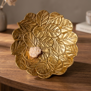 Assiette décorative en métal en forme de fleur, motif végétal gravé à la main, design oriental, couleur dorée - Product Image 3
