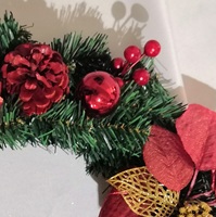 Karangan Bunga Natal Artifisial Grosir dengan Poinsettia Merah, Buah Pinus, Buah-buahan, dan Hiasan Bola untuk Dekorasi Pintu Depan saat Liburan