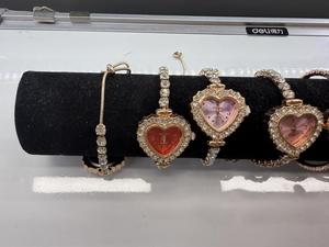 Orologio da Donna a Forma di Cuore, Placcato Oro, Cinturino in Lega, Quadrante Rosa, Dettagli in Cristallo, Gioiello alla Moda - Product Image 3