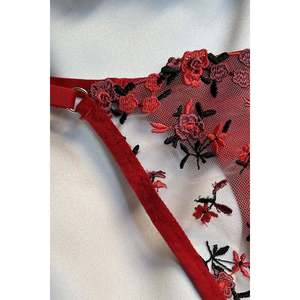 Ensemble de lingerie de haute qualité avec détails floraux rouges, soutien-gorge rembourré sans armatures, effet push-up, logo brodé, et string assorti. - Product Image 2
