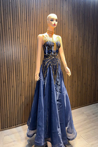 Robe de soirée de luxe pour femme, style robe de bal, épaules dénudées, manches classiques, en organza, haut de gamme, ornée de strass, confortable et infroissable - Product Image 2