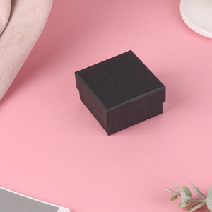 Coffrets cadeaux classiques en carton noir pour bijoux, avec revêtement UV, pelliculage mat, gaufrage et doublure en éponge - Product Image 2
