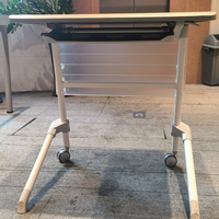 Table et chaise d'école modernes gris foncé, durables, réglables en hauteur, plateau en bois, pieds en métal, taille personnalisable pour l'école primaire