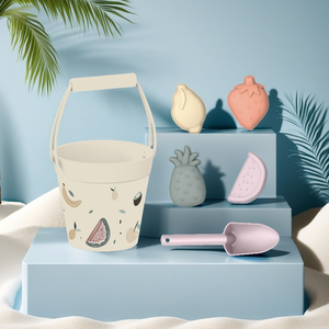 Set Giocattoli Estivi da Spiaggia e Sabbia per Bambini, Secchiello e Paletta in Silicone per Giochi all'Aperto - Product Image 4