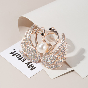 Broche feminino seda cachecol fivela liga corsage capaz temperamento versátil pérola strass broche para mochilas sacos jaquetas - Product Image 2