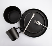 Ensemble de vaisselle en céramique noire mate durable, réutilisable et écologique pour la restauration et l'hôtellerie, compatible micro-ondes