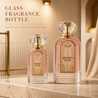 Disponibles en plusieurs formats, flacons de parfum plats réutilisables en verre de 50 ml et 100 ml avec étiquette personnalisée, pulvérisateur et bouchon pour usage cosmétique