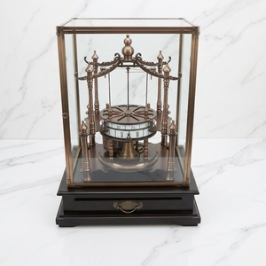 Reloj de Mesa Mecánico de Estilo Retro SM, Color Bronce Antiguo, con Base de Cajón y Mecanismo de Bola Voladora - Product Image 1