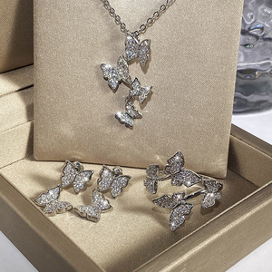 Set di Gioielli a Farfalla: Collana, Orecchini e Bracciale Placcati Argento con Cristalli e Strass, Gioielli Romantici da Festa per Donne - Product Image 1