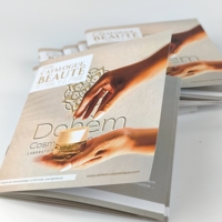 Catalogues personnalisés de haute qualité, cousus à la selle, manuels de produits imprimés en couleur, et brochures de marque.