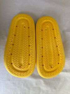 Pantofole con Motivo Orso Giallo, Suola da 20MM Antiscivolo in EVA, per Tutte le Stagioni, Uso Domestico - Product Image 4