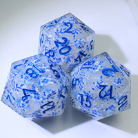 Dés géants faits à la main D20 50mm, dés en résine style porcelaine bleu pailleté, dés RPG à bords vifs avec inscription bleue pour Dungeons & Dragons - L9