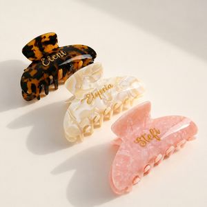 Pinza de Pelo de Acetato Grabada Personalizada - Regalo para Damas de Honor y Despedidas de Soltera con Diseño de Concha Francesa - Product Image 1