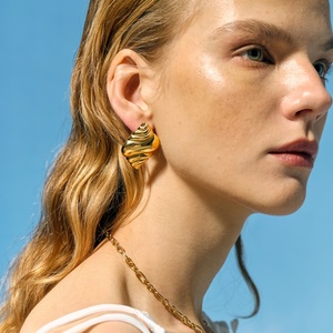 Pendientes de Concha Personalizables de Acero Inoxidable, Pendientes de Moda Chapados en Oro de 18K, Estilo Vacacional y Playero para Mujer - Product Image 3