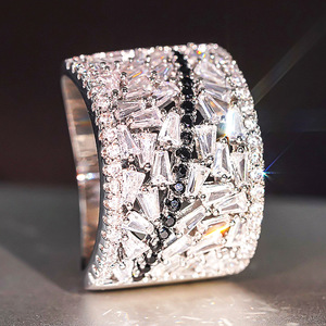 Anello Geometrico Trapezoidale con Micro Pavé di Zirconi per Donne, Gioiello da Dito Elegante e alla Moda - Product Image 3