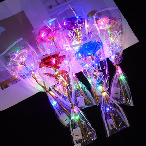 Bouquet floral en PVC lumineux avec feuilles dorées et roses éternelles effet ciel étoilé – Cadeau romantique pour la Saint-Valentin - Product Image 2