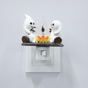 Luz Nocturna LED con Efecto de Fuego Parpadeante, Mini Lámpara de Resina Enchufable, Decoración Moderna para Dormitorio, Decoración Navideña, Decoración para Habitación de Halloween, Venta al Por Mayor - Product Image 1