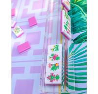 Tuiles de Mahjong américaines de style vacances tropicales avec motifs flamants roses et palmiers, tuiles en acrylique blanc avec dos rose vif