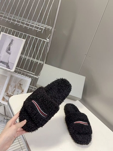 Low-price wholesale fashionable soft and slip-resistant <b>slippers</b> in black sheepskin, lightweight and suitable for home use. - Product Image 3