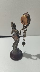 Horloge de table mécanique à <span class=keywords><strong>pendule</strong></span> oscillant de style Diana en laiton antique américain du XVIIe siècle, imitée, 3 jours d'autonomie - Product Image 3