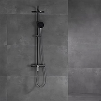 Système de douche mural moderne et contemporain en laiton gris anthracite avec mitigeur à poignée unique et douchette à jets doux/pluie