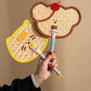 Éventail en paille de blé tressé à la main, motif cochon de dessin animé mignon, élégant et féminin, idéal pour se rafraîchir en été. - Product Image 2