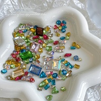 Strass en cristal à dos pointu pour nail art - Couleurs assorties, design doux et scintillant, lot de 50 pièces