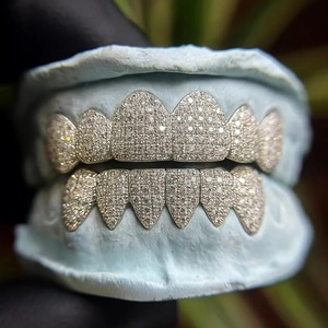 Grillz en moissanite très demandés, en argent sterling 925, bijoux dentaires hip-hop pour hommes et femmes, disponibles à bon prix - Product Image 2