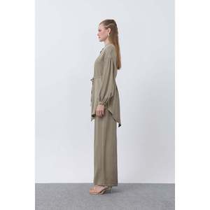 Ensemble deux pièces pour femme Puane, tunique et pantalon kaki à col montant et détails boutonnés, polyvalent pour les occasions décontractées et le bureau - Product Image 3