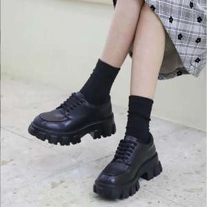 Zapatos casuales con cordones de fondo grueso para mujer a la moda con diseño de cordones de tacones gruesos de plataforma gruesa de charol - Product Image 2