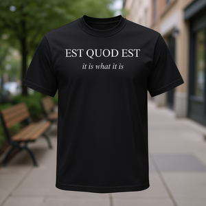 Camiseta Est Quod Est con frase en latín It Is What It Is, color negro, unisex, talla para adultos - Product Image 3