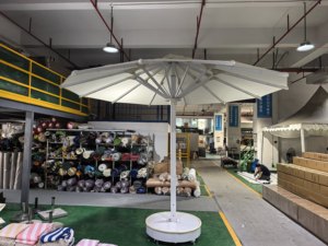 Grand parasol de patio blanc 5x5m, structure en aluminium, base ronde, ouverture électrique, parasol d'extérieur - Product Image 1