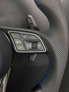 Volant en fibre de carbone pour Audi A3/A4/A5/A6/A7/A8/Q5/Q7/Q8/<span class=keywords><strong>Q3</strong></span> S/<span class=keywords><strong>RS</strong></span> Line, cuir perforé, bande bleue, palettes de changement de vitesse personnalisées - Product Image 6